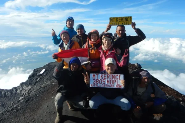 trekking-mount-kerinci-gunung-tujuh-lake