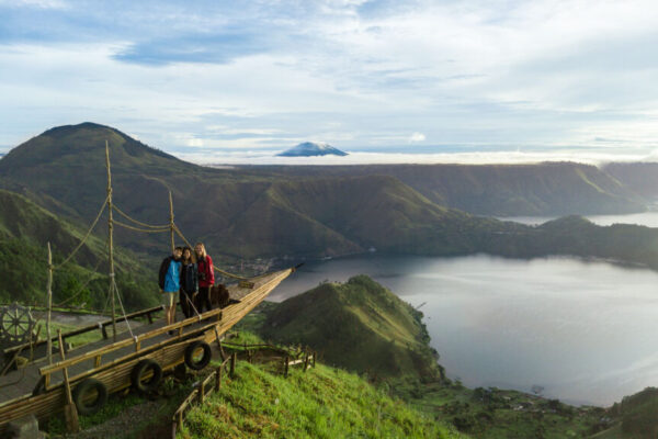 lake-toba-hiking